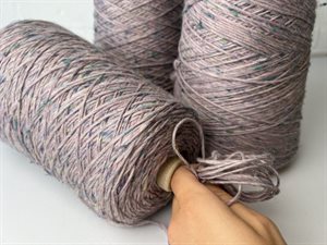Tyk uspundet uld  - 100% uld i støvet lilla / blå ca. 700 gram